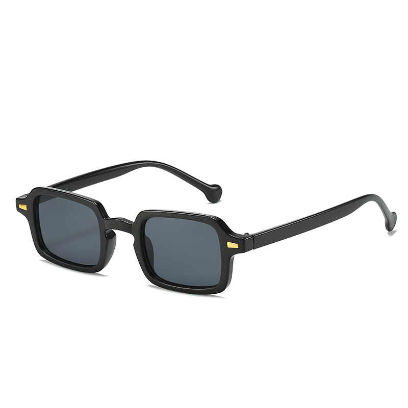 Dark Frame Sunglasses – Round Shape